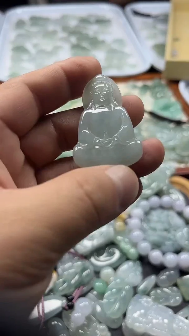 颈饰未镶嵌翡翠素衣观音