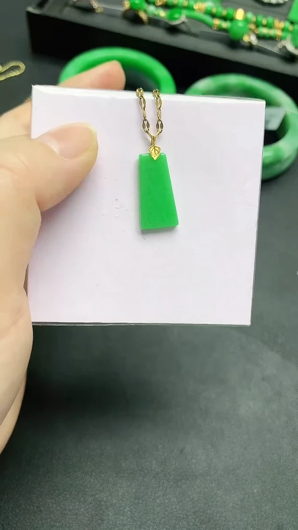 颈饰18K金镶嵌翡翠赠礼盒证书