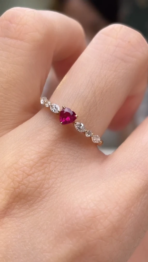 18K金镶嵌戒指红宝石主石：0.25ct