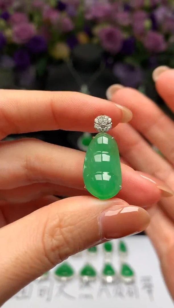 颈饰18K金镶嵌翡翠福豆