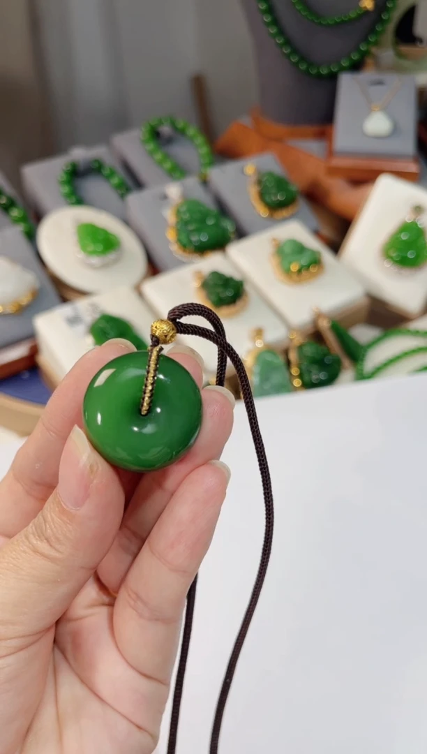 颈饰18K金镶嵌和田玉刘*平安扣