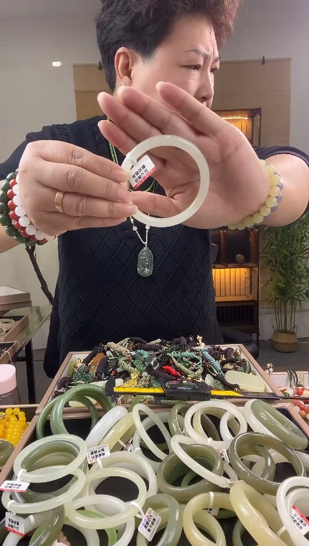 颈饰未镶嵌和田玉多样性拍一发一  圈口64  0115