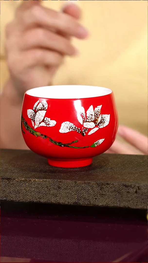 红底素髹蛋壳镶嵌漆画主人杯——太古大漆