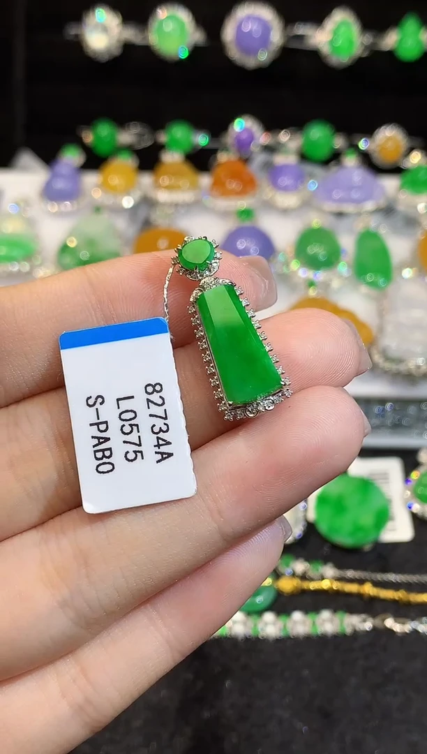 吊坠(不含链)18K金镶嵌翡翠多样性发其一