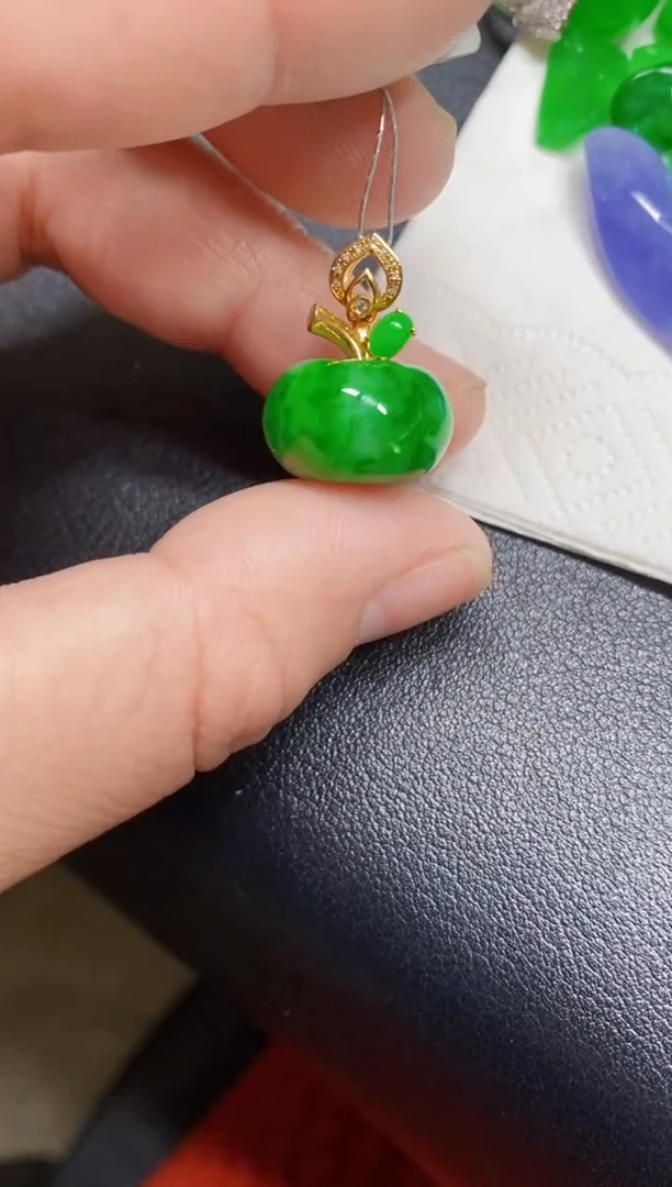 颈饰18K金镶嵌翡翠吊坠