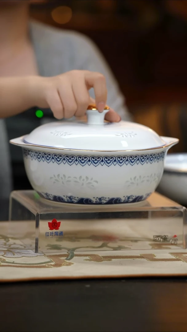 1个正价宝相万千8英寸玲珑双耳盖碗（套）