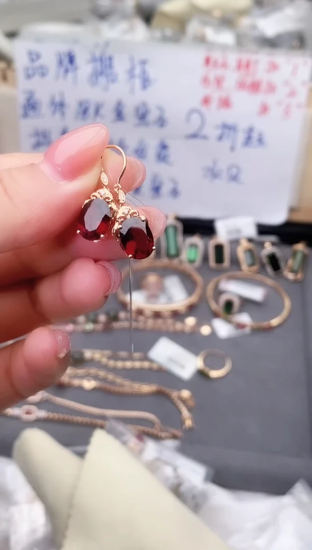 18K金镶嵌耳饰石榴石--专柜--