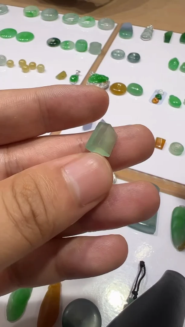 定制翡翠未镶嵌随型