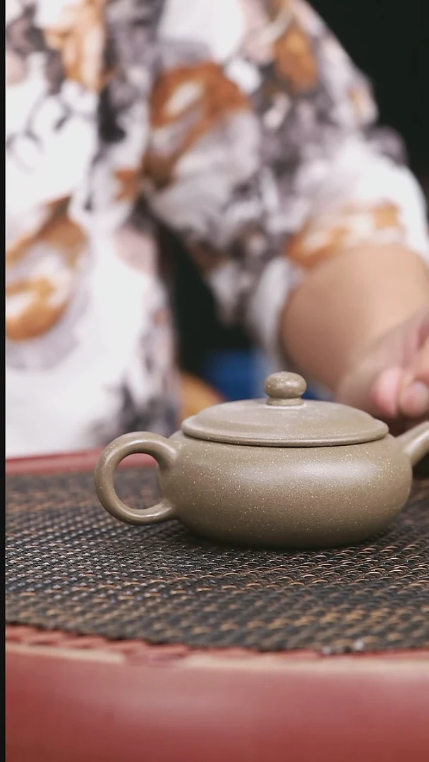 茶壶紫砂20号蟹壳青香玉150CC微微暇