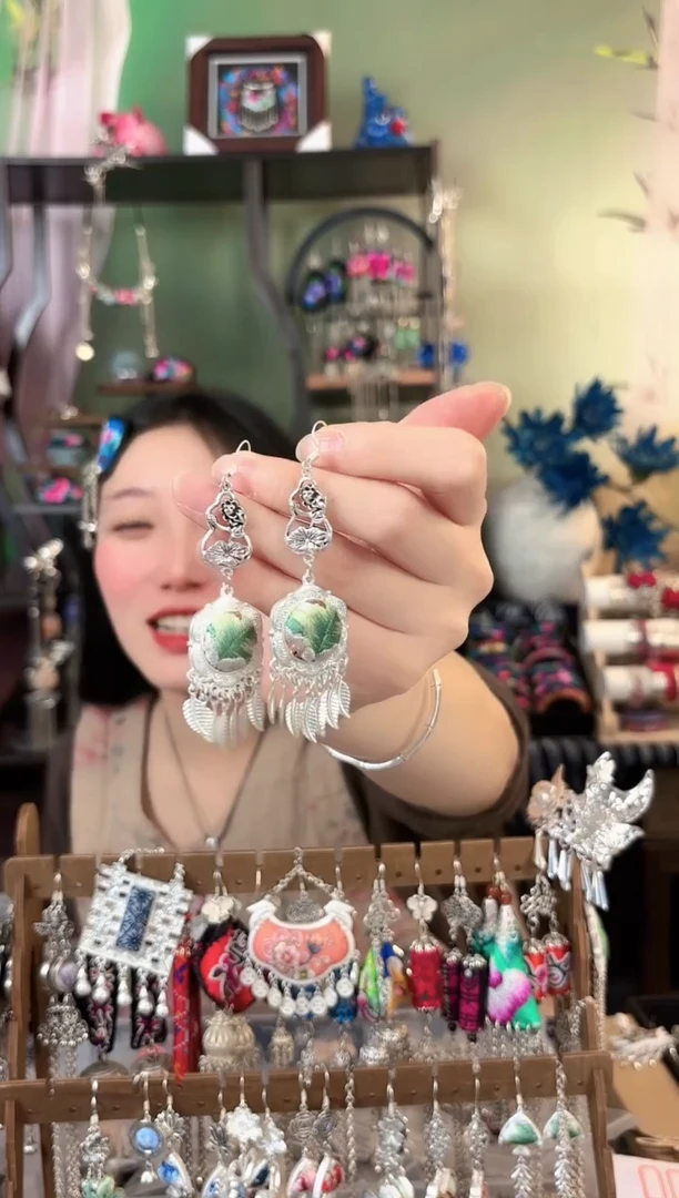 彩云南阁非遗老绣苗银饰品134