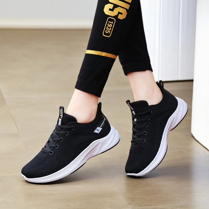 啄木鸟2025爆款特价舒适飞织网面软底女士运动鞋休闲透气妈妈鞋子