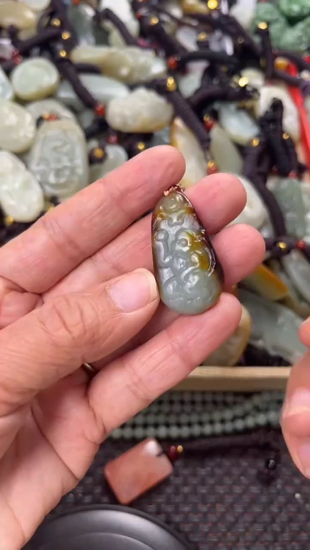 【闪购商品】和田玉颈饰未镶嵌多样性发货没有证书拍一发一有瑕