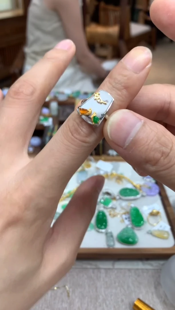 翡翠戒指18K金镶嵌戒指