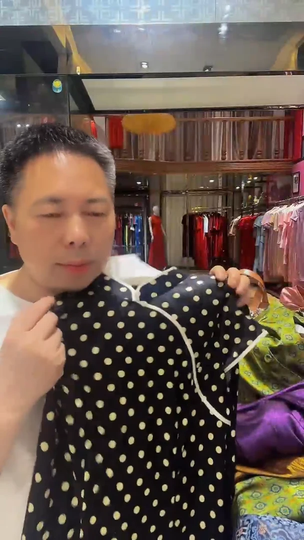 织绣蚕宝宝丝黑色波点短款
