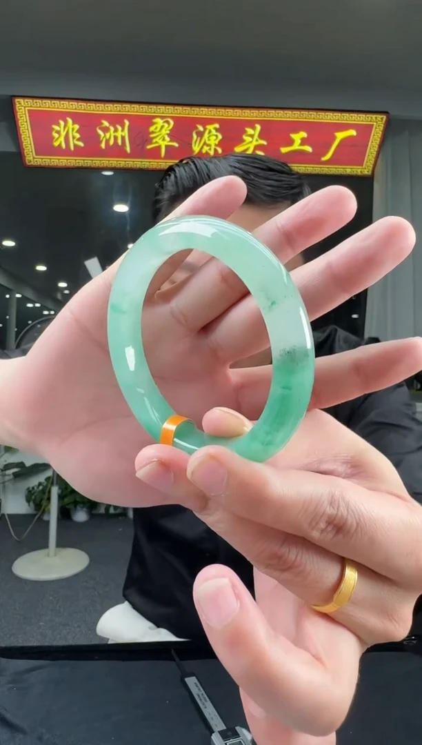 石英质玉（非洲翠）手镯未镶嵌98