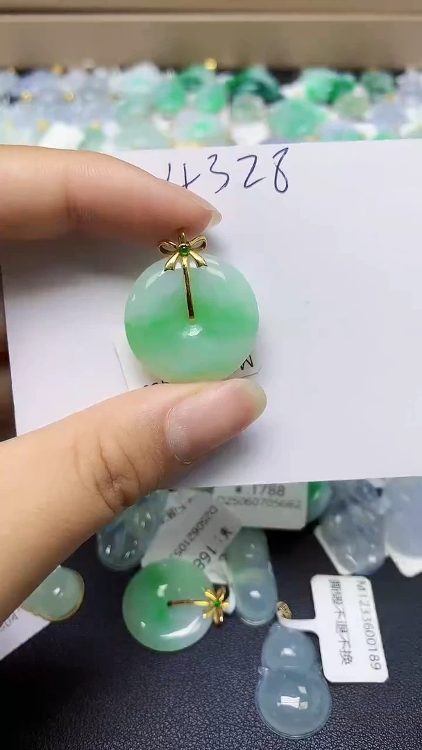 翡翠18K金镶嵌颈饰天然缅甸翡翠A货