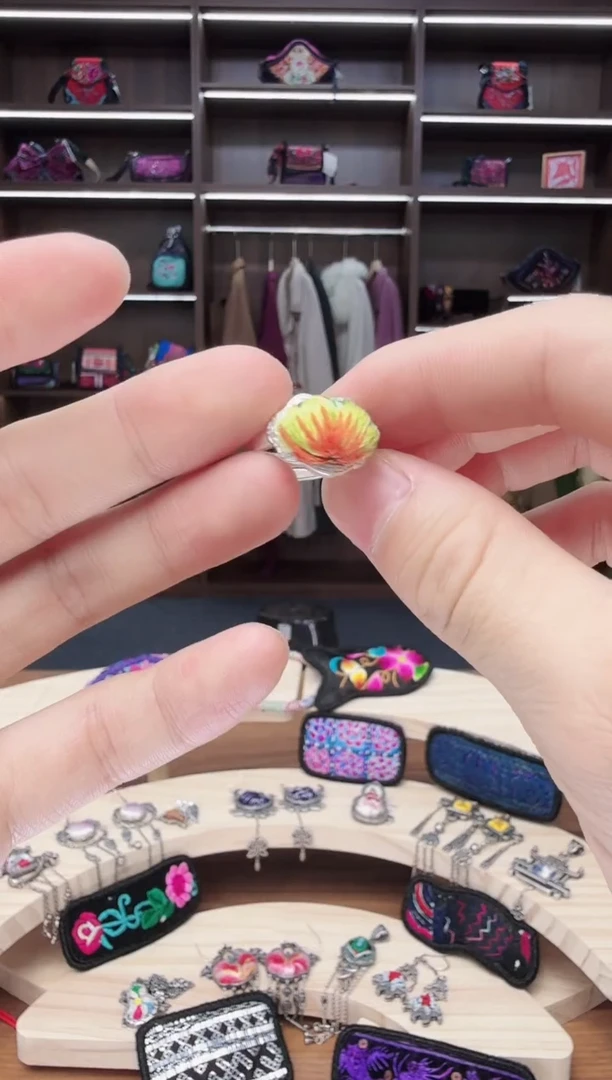 织绣8蒙阿苏苗绣传承店