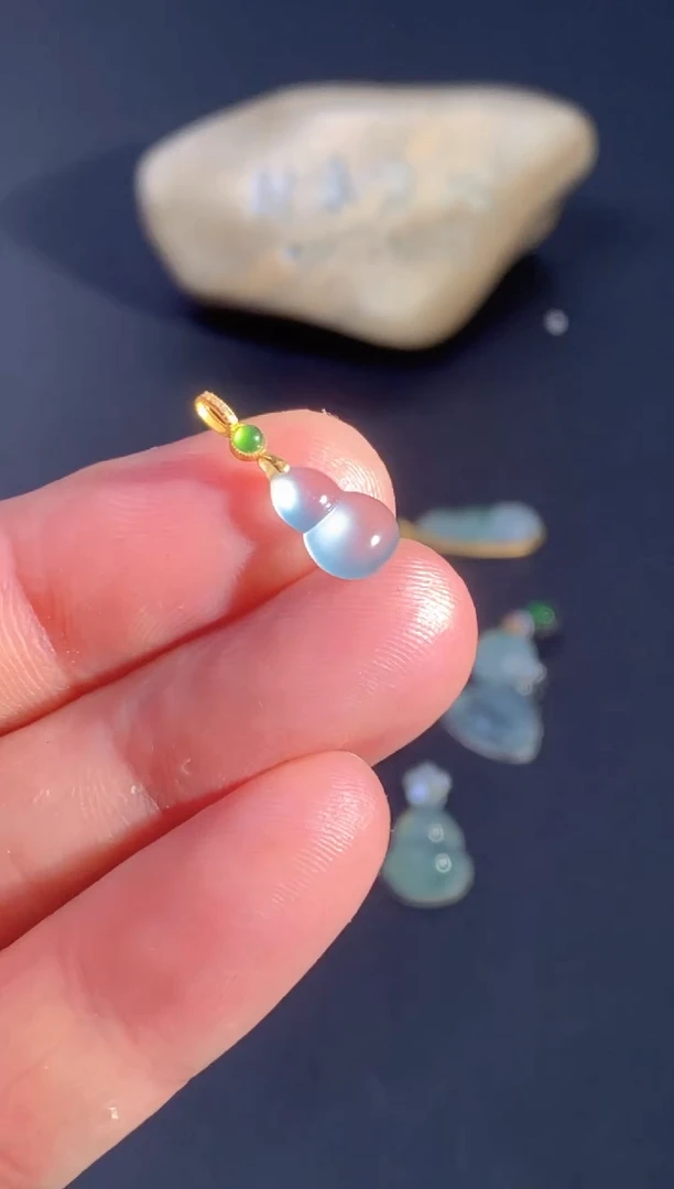 颈饰18K金镶嵌翡翠