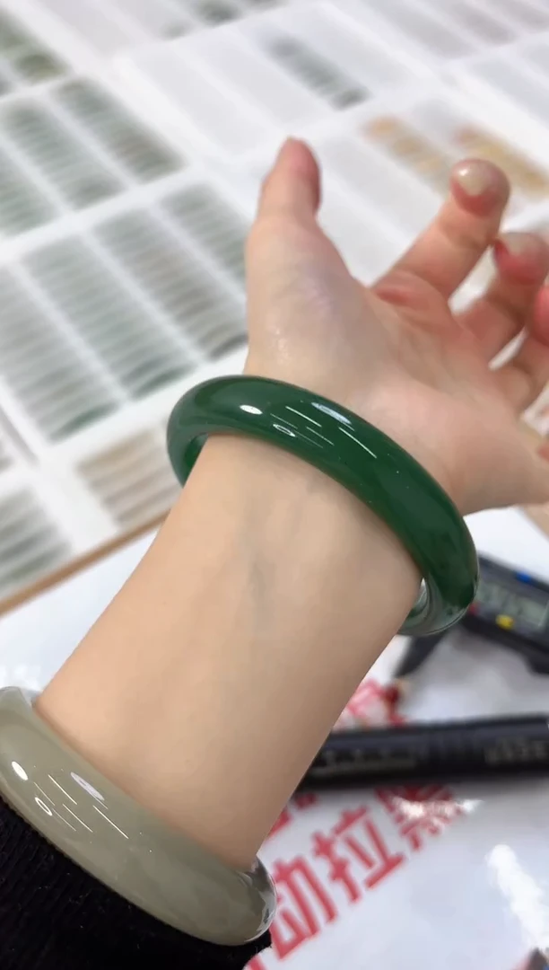 未镶嵌手镯石英质玉35-57D