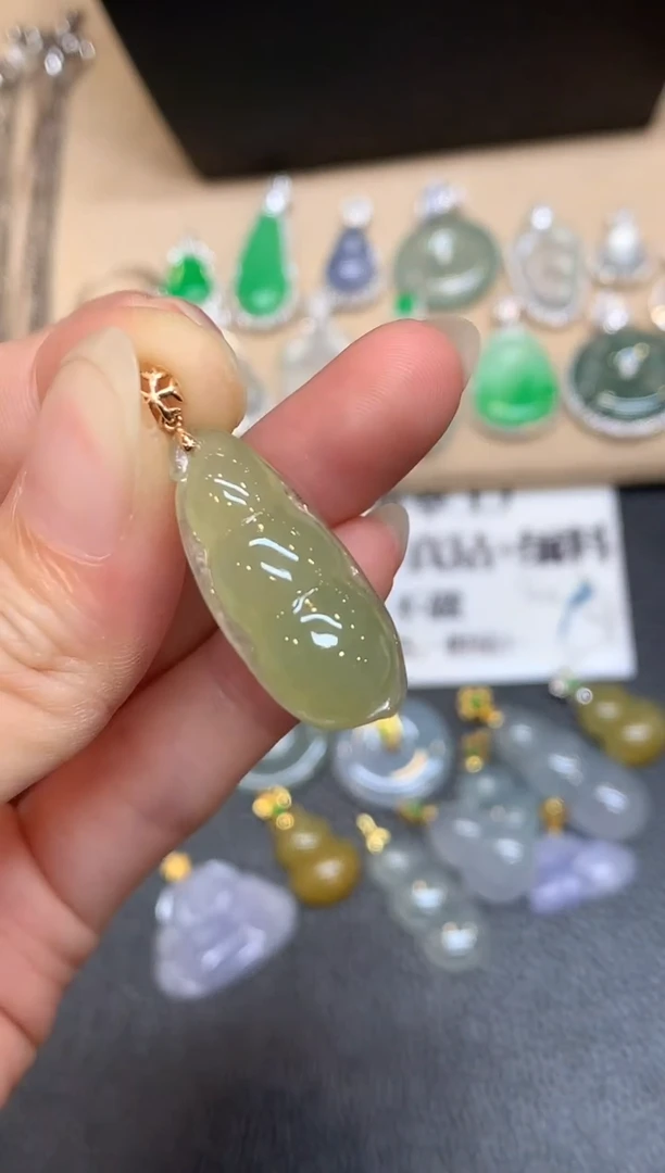 颈饰18K金镶嵌翡翠福豆【无服务费