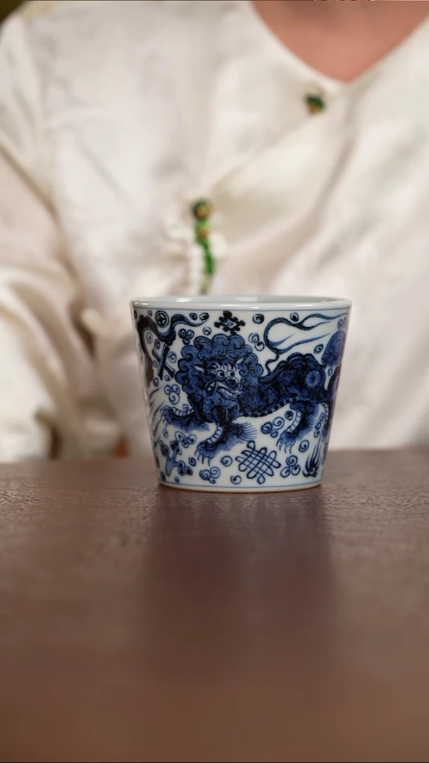 元青花狮子纹冰桶杯
