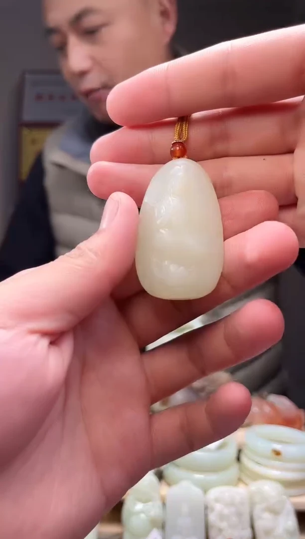 颈饰未镶嵌和田玉吊坠