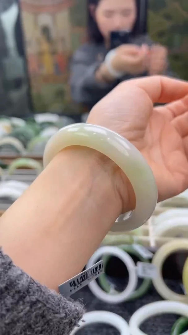 未镶嵌手镯和田玉53.6白底翠宽条