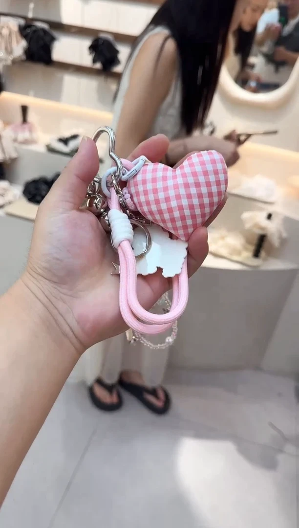 带子款聚酯纤维粉色爱心包包挂件