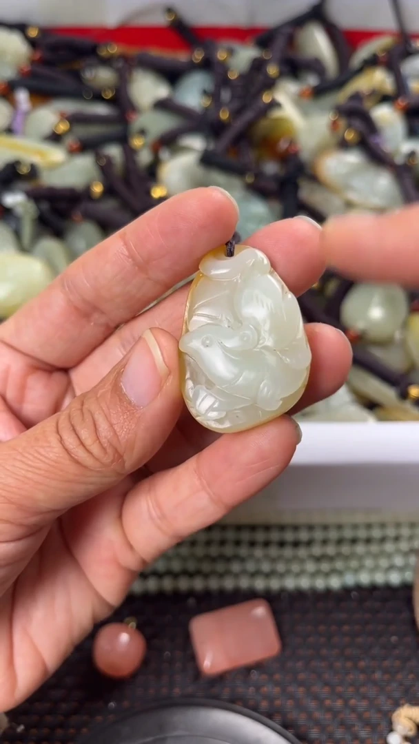 【闪购商品】和田玉颈饰未镶嵌多样性发货没有证书拍一发一有瑕