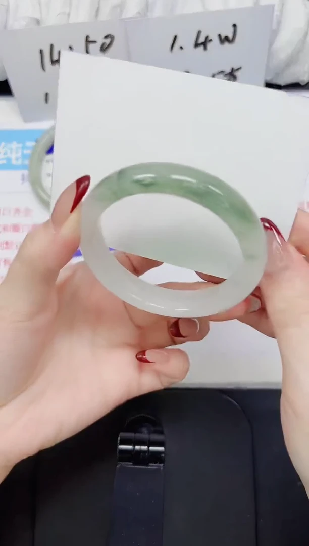 【闪购商品】石英质玉手镯未镶嵌80