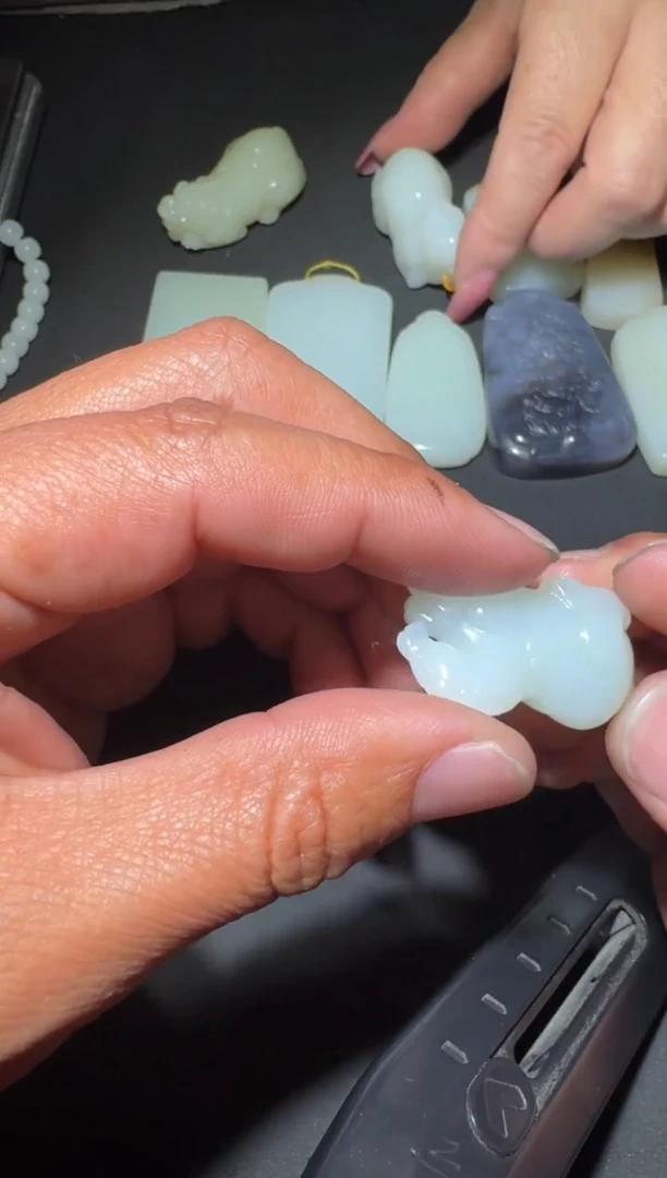 未镶嵌和田玉（糖玉）挂件和田玉