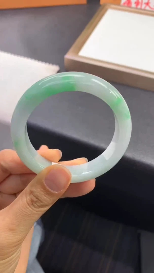 未镶嵌手镯翡翠退货需手镯吊牌标签完好