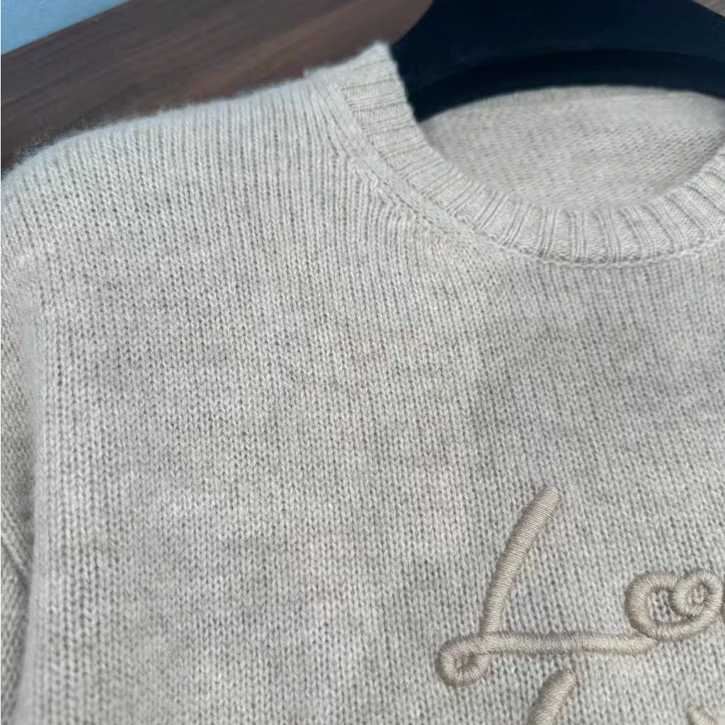 25秋冬燕麦色字母刺绣圆领羊毛针织套头