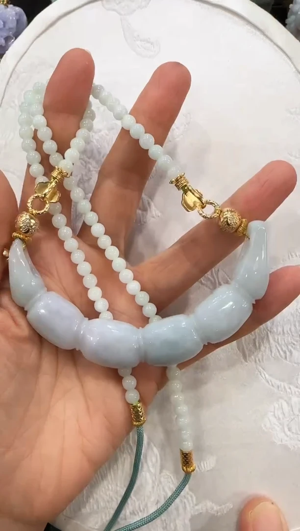 翡翠未镶嵌颈饰国风