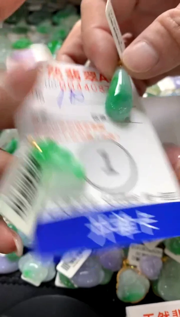 颈饰18K金镶嵌翡翠1111111111111111