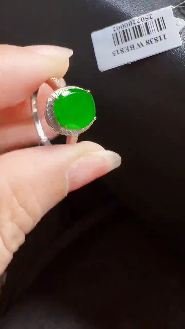 颈饰18K金镶嵌翡翠R**y戒指