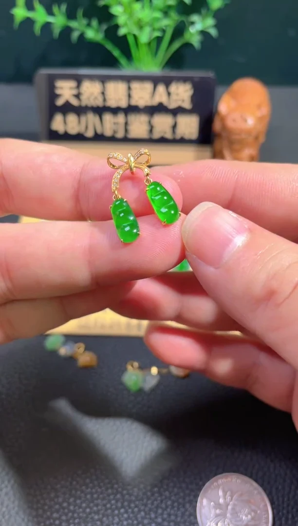 颈饰18K金镶嵌翡翠翡翠