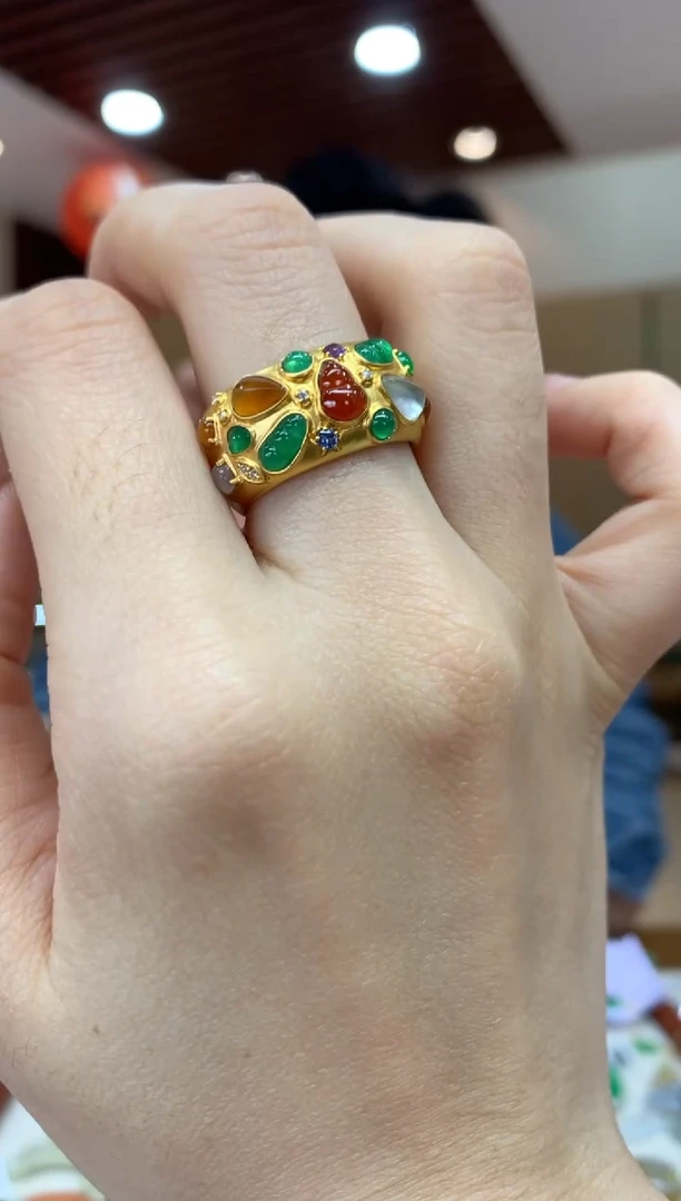 18K金镶嵌戒指翡翠戒指