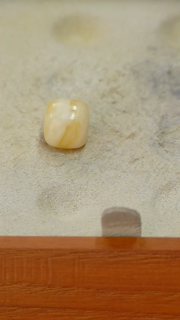 【闪购商品】蜜蜡裸石未镶嵌俄料全品10*8.8mm0.629克
