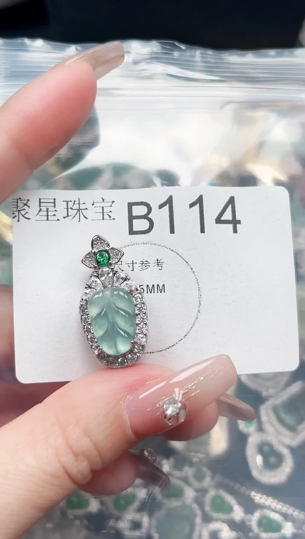 【闪购商品】翡翠颈饰未镶嵌赠皮绳114