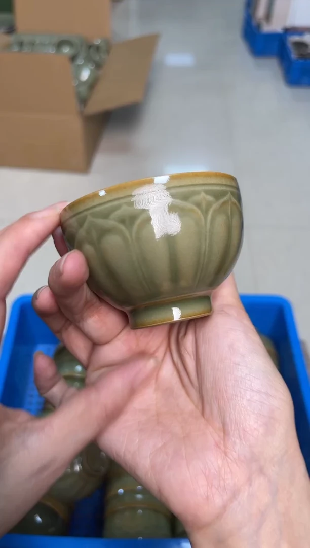 陶瓷橄榄绿莲瓣禅定杯