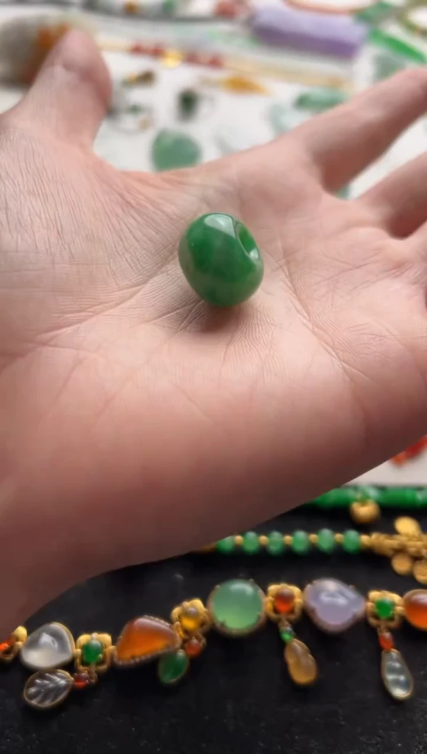 定制翡翠未镶嵌绿桶珠6500