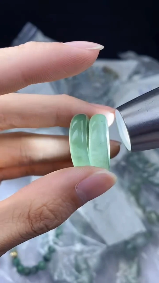 翡翠未镶嵌颈饰戒圈