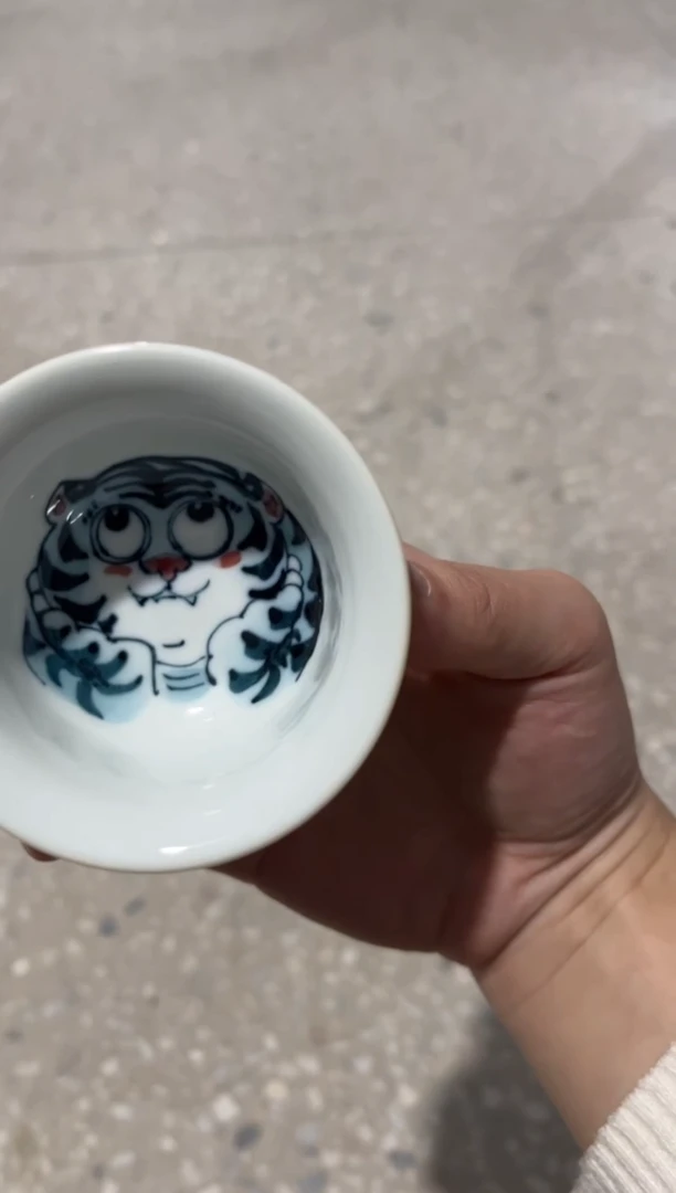 昨明黄色压手杯（微瑕开片）