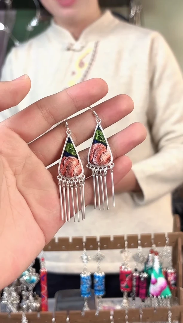 琪*彩云南阁非遗老绣苗银饰品007