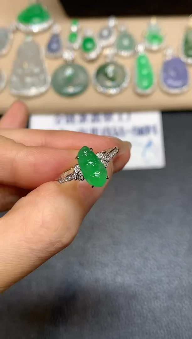 18K金镶嵌戒指翡翠福豆【无服务费