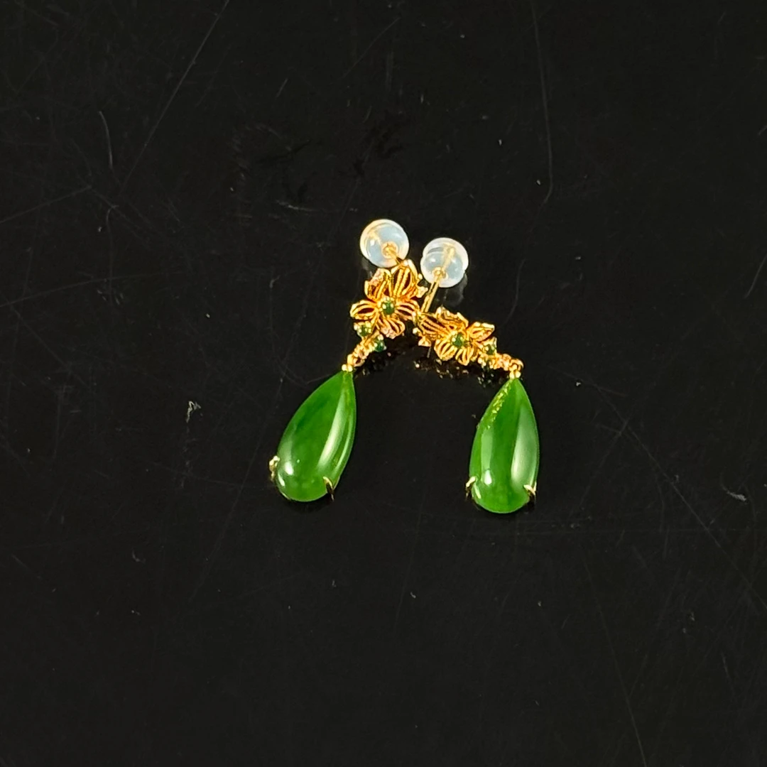 【一笙珠宝】春分 · 和田玉碧玉高色辣阳绿水滴耳钉  YS15886
