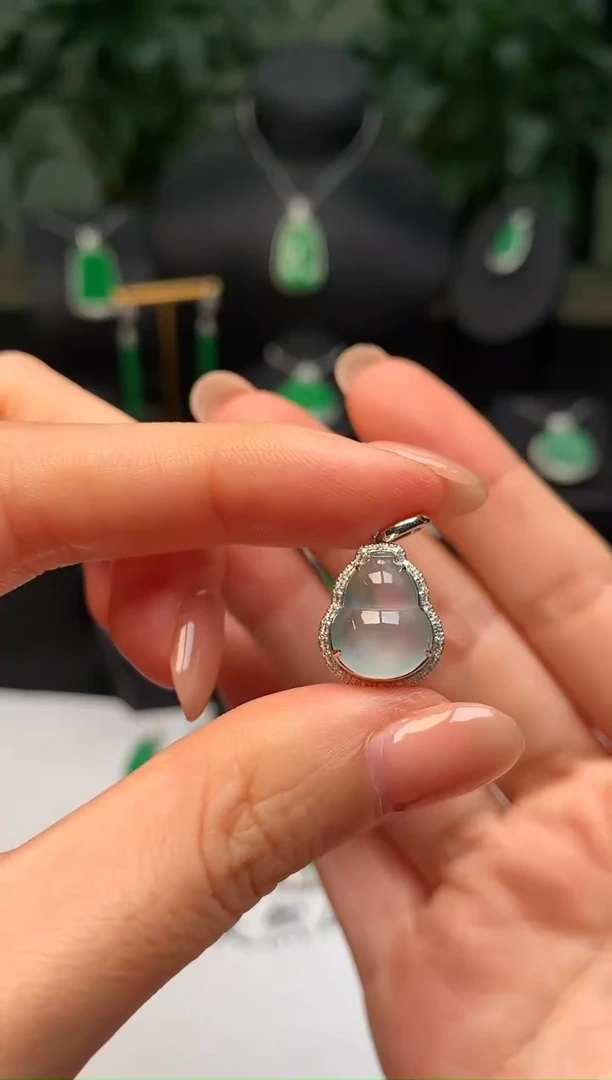 颈饰18K金镶嵌翡翠葫芦