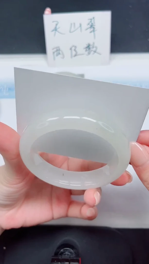 【闪购商品】石英质玉手镯未镶嵌235-58.3有矿点，介意勿拍