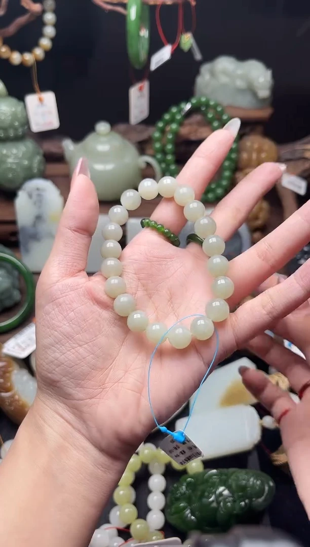 手串未镶嵌和田玉卡10且末青白 圆珠有瑕疵
